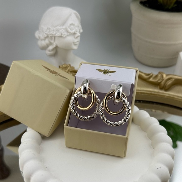 Two-Tone Hoop Earrings – Silver & Gold Interlocking Circles ✨🤍💛 - Picture 3 of 6